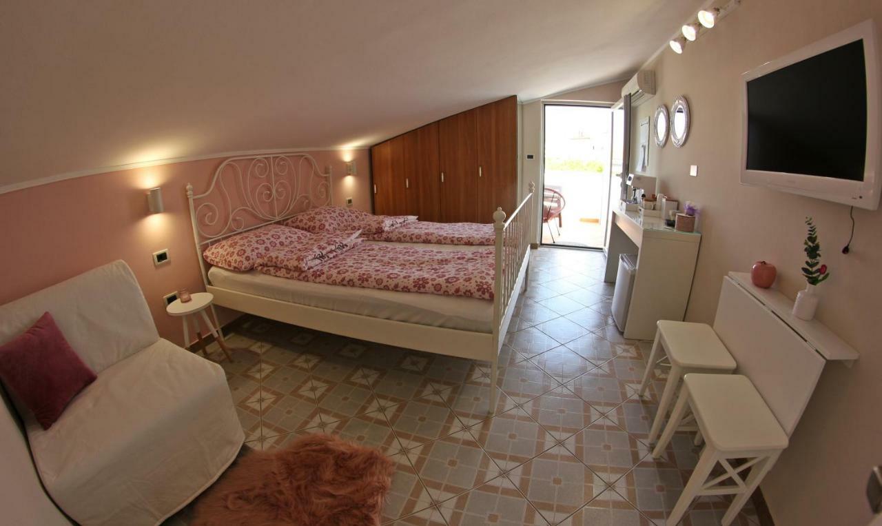 Room And Apartment Doris Lovrečica Exteriör bild