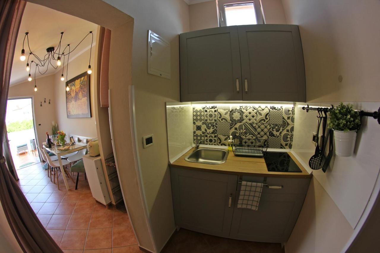 Room And Apartment Doris Lovrečica Exteriör bild